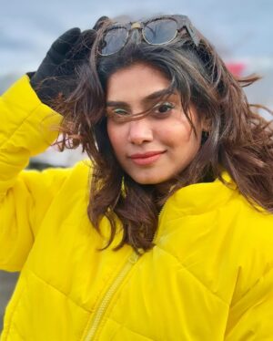 Sumaiya Naaz Instagram - Busy crafting my Own Masterpiece 💛✨

Only your bestie can click pics like this @djdeepikanavz