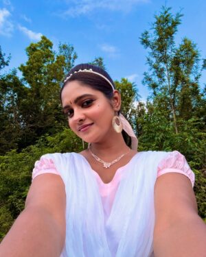 Swetha Vijay Instagram - 𝐇𝐚𝐩𝐩𝐲 𝐈𝐧𝐝𝐫𝐮 𝐌𝐮𝐝𝐡𝐚𝐥 𝐇𝐚𝐩𝐩𝐲𝐲𝐲 𝐍𝐞𝐰 𝐲𝐞𝐚𝐫 𝟐𝟎𝟐𝟓✨

#krvijaya #60s #vintage #chinnamarumagal #vijaytv #vijaytvserial