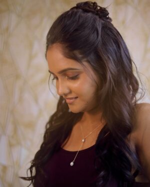 Swetha Vijay Instagram - Hey Alexa ,Play “KHATIJA” Song 🤎🥮🎼

MUA : @makeup_by_kez 
Hair: @banuhairstylist 
Location: @caketrufflez 
Photography: @thatmadraskaran