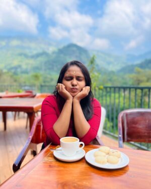 Swetha Vijay Instagram - Munnar trip ends with MY BIRTHDAY CELEBRATION 🎉🥂🎁
#munnartrip #birthaygirl