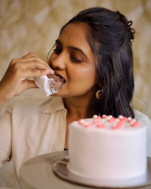 Swetha Vijay Instagram - Hey Alexa ,Play “KHATIJA” Song 🤎🥮🎼

MUA : @makeup_by_kez 
Hair: @banuhairstylist 
Location: @caketrufflez 
Photography: @thatmadraskaran