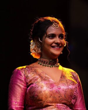 Swetha Vijay Instagram - தென்கிழக்கு தேன் சிட்டு 🌸

Mua: @jiyamakeupartistry 
Costume: @_same_pinch 
Hairstylist: @mani_stylist_ 
Jewel: @mokshe_bridal_jewellery