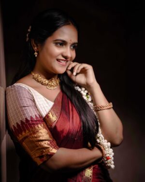 Swetha Vijay Instagram - Me as a “சமத்து பொண்ணு “❤️

Mua : @swetha.officiall 🙈Athu naney 😜
Outfit: @_same_pinch 
Jewel: @mokshe_bridal_jewellery 
Photography: @thuruvanphotography 
Hairdo : @chanz_makeup_artist 

#vijaytv #vijatvserial #chinnamarumagal #madurai #vijaynavarathirikondattam