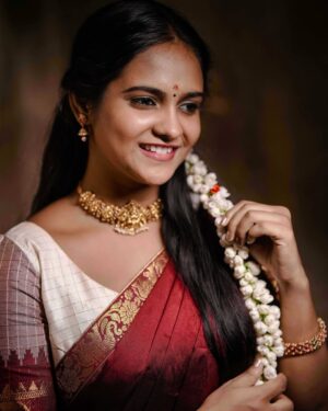 Swetha Vijay Instagram - Me as a “சமத்து பொண்ணு “❤️

Mua : @swetha.officiall 🙈Athu naney 😜
Outfit: @_same_pinch 
Jewel: @mokshe_bridal_jewellery 
Photography: @thuruvanphotography 
Hairdo : @chanz_makeup_artist 

#vijaytv #vijatvserial #chinnamarumagal #madurai #vijaynavarathirikondattam