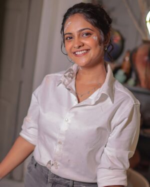 Swetha Vijay Instagram - Playing with clay🤌🎨🪄

MUA : @makeup_by_kez 
Hair : @banuhairstylist 
Photography : @ruban_photography_7 
Location : @healing_pottery_