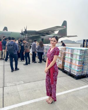 Syifa Hadju Instagram - Alhamdulillah, hari ini aku bersama dengan teman-teman influencer yang lain berkesempatan menghadiri pelepasan bantuan kemanusiaan oleh Kementerian Luar Negeri untuk saudara-saudari kita yang berada di Gaza,Palestina.
Pelepasan ini di resmikan oleh Bapak Presiden Joko Widodo @jokowi ,  Bapak Prabowo Subianto @prabowo selaku Menteri Pertahanan , dan juga Ibu Retno @retno_marsudi selaku Menteri Luar Negeri beserta jajaran lainnya.
Seperti apa yang Pak Jokowi sampaikan di pidatonya barusan, “Indonesia akan terus bersama perjuangan bangsa Palestina”.
Semoga penyaluran bantuan tahap pertama ini akan menjadi gerbang pembuka bagi bantuan lainnya dari masyarakat Indonesia untuk Gaza.
Dari total 51,5 ton bantuan tadi, beberapa diantaranya adalah hasil dari donasi yang diadakan oleh aku dan juga teman-teman influencer lain melalui platform @kitabisacom , tentunya semua ini tidak mungkin terwujud tanpa adanya bantuan donasi dari teman-teman semua.
Jadi, terima kasih banyak orang-orang baik! Semoga perjuangan kita untuk Gaza bisa membuahkan hasil yang baik dan juga bisa bermanfaat untuk semua saudara kita yang berada disana.
Kalian masih bisa untuk terus berdonasi melalui link KitaBisa yang ada di bio Instagramku!❤️