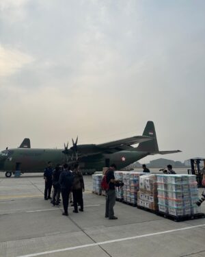 Syifa Hadju Instagram - Alhamdulillah, hari ini aku bersama dengan teman-teman influencer yang lain berkesempatan menghadiri pelepasan bantuan kemanusiaan oleh Kementerian Luar Negeri untuk saudara-saudari kita yang berada di Gaza,Palestina.
Pelepasan ini di resmikan oleh Bapak Presiden Joko Widodo @jokowi ,  Bapak Prabowo Subianto @prabowo selaku Menteri Pertahanan , dan juga Ibu Retno @retno_marsudi selaku Menteri Luar Negeri beserta jajaran lainnya.
Seperti apa yang Pak Jokowi sampaikan di pidatonya barusan, “Indonesia akan terus bersama perjuangan bangsa Palestina”.
Semoga penyaluran bantuan tahap pertama ini akan menjadi gerbang pembuka bagi bantuan lainnya dari masyarakat Indonesia untuk Gaza.
Dari total 51,5 ton bantuan tadi, beberapa diantaranya adalah hasil dari donasi yang diadakan oleh aku dan juga teman-teman influencer lain melalui platform @kitabisacom , tentunya semua ini tidak mungkin terwujud tanpa adanya bantuan donasi dari teman-teman semua.
Jadi, terima kasih banyak orang-orang baik! Semoga perjuangan kita untuk Gaza bisa membuahkan hasil yang baik dan juga bisa bermanfaat untuk semua saudara kita yang berada disana.
Kalian masih bisa untuk terus berdonasi melalui link KitaBisa yang ada di bio Instagramku!❤️