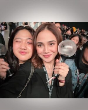 Syifa Hadju Instagram - The happiest i’ve ever been🫶🏻 
Last night was beyondd amazingg, thank you yoongi we’re so proud of youuu! Ditunggu janjinya kembali bersama ot7🥹🤍
••
last pic cr from twitter✨