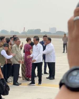 Syifa Hadju Instagram - Alhamdulillah, hari ini aku bersama dengan teman-teman influencer yang lain berkesempatan menghadiri pelepasan bantuan kemanusiaan oleh Kementerian Luar Negeri untuk saudara-saudari kita yang berada di Gaza,Palestina.
Pelepasan ini di resmikan oleh Bapak Presiden Joko Widodo @jokowi ,  Bapak Prabowo Subianto @prabowo selaku Menteri Pertahanan , dan juga Ibu Retno @retno_marsudi selaku Menteri Luar Negeri beserta jajaran lainnya.
Seperti apa yang Pak Jokowi sampaikan di pidatonya barusan, “Indonesia akan terus bersama perjuangan bangsa Palestina”.
Semoga penyaluran bantuan tahap pertama ini akan menjadi gerbang pembuka bagi bantuan lainnya dari masyarakat Indonesia untuk Gaza.
Dari total 51,5 ton bantuan tadi, beberapa diantaranya adalah hasil dari donasi yang diadakan oleh aku dan juga teman-teman influencer lain melalui platform @kitabisacom , tentunya semua ini tidak mungkin terwujud tanpa adanya bantuan donasi dari teman-teman semua.
Jadi, terima kasih banyak orang-orang baik! Semoga perjuangan kita untuk Gaza bisa membuahkan hasil yang baik dan juga bisa bermanfaat untuk semua saudara kita yang berada disana.
Kalian masih bisa untuk terus berdonasi melalui link KitaBisa yang ada di bio Instagramku!❤️