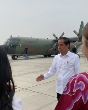 Syifa Hadju Instagram - Alhamdulillah, hari ini aku bersama dengan teman-teman influencer yang lain berkesempatan menghadiri pelepasan bantuan kemanusiaan oleh Kementerian Luar Negeri untuk saudara-saudari kita yang berada di Gaza,Palestina.
Pelepasan ini di resmikan oleh Bapak Presiden Joko Widodo @jokowi ,  Bapak Prabowo Subianto @prabowo selaku Menteri Pertahanan , dan juga Ibu Retno @retno_marsudi selaku Menteri Luar Negeri beserta jajaran lainnya.
Seperti apa yang Pak Jokowi sampaikan di pidatonya barusan, “Indonesia akan terus bersama perjuangan bangsa Palestina”.
Semoga penyaluran bantuan tahap pertama ini akan menjadi gerbang pembuka bagi bantuan lainnya dari masyarakat Indonesia untuk Gaza.
Dari total 51,5 ton bantuan tadi, beberapa diantaranya adalah hasil dari donasi yang diadakan oleh aku dan juga teman-teman influencer lain melalui platform @kitabisacom , tentunya semua ini tidak mungkin terwujud tanpa adanya bantuan donasi dari teman-teman semua.
Jadi, terima kasih banyak orang-orang baik! Semoga perjuangan kita untuk Gaza bisa membuahkan hasil yang baik dan juga bisa bermanfaat untuk semua saudara kita yang berada disana.
Kalian masih bisa untuk terus berdonasi melalui link KitaBisa yang ada di bio Instagramku!❤️