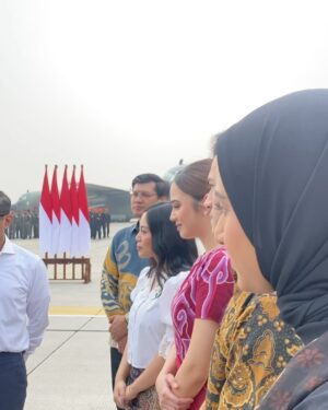 Syifa Hadju Instagram - Alhamdulillah, hari ini aku bersama dengan teman-teman influencer yang lain berkesempatan menghadiri pelepasan bantuan kemanusiaan oleh Kementerian Luar Negeri untuk saudara-saudari kita yang berada di Gaza,Palestina.
Pelepasan ini di resmikan oleh Bapak Presiden Joko Widodo @jokowi ,  Bapak Prabowo Subianto @prabowo selaku Menteri Pertahanan , dan juga Ibu Retno @retno_marsudi selaku Menteri Luar Negeri beserta jajaran lainnya.
Seperti apa yang Pak Jokowi sampaikan di pidatonya barusan, “Indonesia akan terus bersama perjuangan bangsa Palestina”.
Semoga penyaluran bantuan tahap pertama ini akan menjadi gerbang pembuka bagi bantuan lainnya dari masyarakat Indonesia untuk Gaza.
Dari total 51,5 ton bantuan tadi, beberapa diantaranya adalah hasil dari donasi yang diadakan oleh aku dan juga teman-teman influencer lain melalui platform @kitabisacom , tentunya semua ini tidak mungkin terwujud tanpa adanya bantuan donasi dari teman-teman semua.
Jadi, terima kasih banyak orang-orang baik! Semoga perjuangan kita untuk Gaza bisa membuahkan hasil yang baik dan juga bisa bermanfaat untuk semua saudara kita yang berada disana.
Kalian masih bisa untuk terus berdonasi melalui link KitaBisa yang ada di bio Instagramku!❤️