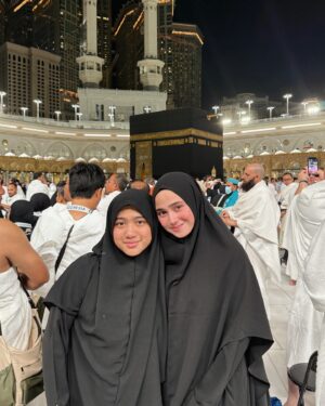 Syifa Hadju Instagram - Alhamdulillah, diberikan kesempatan untuk bisa melakukan ibadah umroh bersama keluarga ku.
Semoga bisa kembali kesini lagi secepatnya Ya Allah, aamiin🩷
••
Terima kasih banyak @dreamtour.official sudah memberikan pelayanan terbaik untuk aku dan keluarga selama kami melakukan ibadah umroh🤗✨