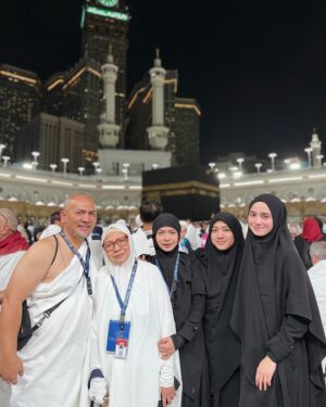 Syifa Hadju Instagram - Alhamdulillah, diberikan kesempatan untuk bisa melakukan ibadah umroh bersama keluarga ku.
Semoga bisa kembali kesini lagi secepatnya Ya Allah, aamiin🩷
••
Terima kasih banyak @dreamtour.official sudah memberikan pelayanan terbaik untuk aku dan keluarga selama kami melakukan ibadah umroh🤗✨