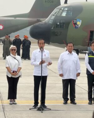 Syifa Hadju Instagram - Alhamdulillah, hari ini aku bersama dengan teman-teman influencer yang lain berkesempatan menghadiri pelepasan bantuan kemanusiaan oleh Kementerian Luar Negeri untuk saudara-saudari kita yang berada di Gaza,Palestina.
Pelepasan ini di resmikan oleh Bapak Presiden Joko Widodo @jokowi ,  Bapak Prabowo Subianto @prabowo selaku Menteri Pertahanan , dan juga Ibu Retno @retno_marsudi selaku Menteri Luar Negeri beserta jajaran lainnya.
Seperti apa yang Pak Jokowi sampaikan di pidatonya barusan, “Indonesia akan terus bersama perjuangan bangsa Palestina”.
Semoga penyaluran bantuan tahap pertama ini akan menjadi gerbang pembuka bagi bantuan lainnya dari masyarakat Indonesia untuk Gaza.
Dari total 51,5 ton bantuan tadi, beberapa diantaranya adalah hasil dari donasi yang diadakan oleh aku dan juga teman-teman influencer lain melalui platform @kitabisacom , tentunya semua ini tidak mungkin terwujud tanpa adanya bantuan donasi dari teman-teman semua.
Jadi, terima kasih banyak orang-orang baik! Semoga perjuangan kita untuk Gaza bisa membuahkan hasil yang baik dan juga bisa bermanfaat untuk semua saudara kita yang berada disana.
Kalian masih bisa untuk terus berdonasi melalui link KitaBisa yang ada di bio Instagramku!❤️