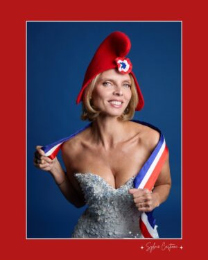 Sylvie Tellier Instagram - Je suis Marianne 🇫🇷

92 personnalités féminines du milieu de l’image et de la culture s’unissent pour réaffirmer les droits fondamentaux de liberté d’égalité et de justice pour tous.tes avec l’artiste Sylvie Castioni sous le hashtag #JeSuisMarianne

💄 @clairebeauchamp__
👗 @nicolasfafiotte 
MARIANNE(S)
Par l’artiste Sylvie Castioni @sylviecastioni
Présentée par la Art Girls Gallery @artgirls_galerie 

📸 Exposition photographique engagée
🥂 Vernissage le 16 avril (sur invitation)

📍 En avant première du 17 au 27 avril à Versailles

📍 En soutien à la Fondation des Femmes @fondationdesfemmes

Retrouvez toutes les infos liées à cette exposition sur le site internet www.artgirls.store/mariannes 💙

#exposition  #art  #portrait #Marianne #jesuismarianne