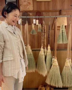 Takako Tokiwa Instagram - Eテレ「おとな時間研究所」

松本で「箒作り」させてもらいました✨

#米澤ほうき工房 
#日本橋三越で催事中♫
#喫茶まるも 
#松本を訪れたら必ず行くカフェ
#かごあみどり松本 
#かわいい💕 

#米澤ほうき工房 さんの
#ネコちゃん 
#完全に「無」になってて
#たまらん❤️ 
#癒し 

#皆様ありがとうございました