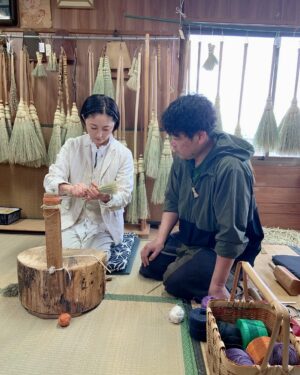Takako Tokiwa Instagram - Eテレ「おとな時間研究所」

松本で「箒作り」させてもらいました✨

#米澤ほうき工房 
#日本橋三越で催事中♫
#喫茶まるも 
#松本を訪れたら必ず行くカフェ
#かごあみどり松本 
#かわいい💕 

#米澤ほうき工房 さんの
#ネコちゃん 
#完全に「無」になってて
#たまらん❤️ 
#癒し 

#皆様ありがとうございました