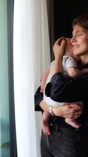 Tamara Dragičević Instagram - Stalno podsećam sebe da ovi trenuci brzo prođu i da dok trepneš okom… tvoja beba više nije beba.I zato želim da svojoj bebi pružim pažnju i podršku koja joj je potrebna.  Nove @pampers_srbija Premium Care pelene pružaju dvostruku zaštitu za nežnu i delikatnu kožu vaše bebe zahvaljujući super nežnom sloju koji upija vlažnost i nečistoću. Pametni Stop & Protect džep sprečava curenja, a ja sam mirna. 

#testiranoiodobrenoodbeba #PampersPremiumCare #Ad