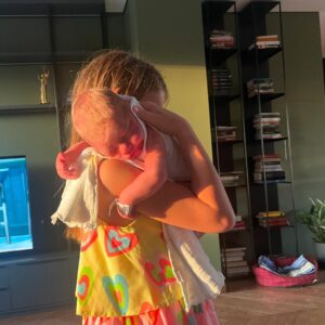 Tamara Dragičević Instagram - Danas je mojoj carici, micki i snazi divan dan🥳☀️🥰
Moja prva ljubav😍