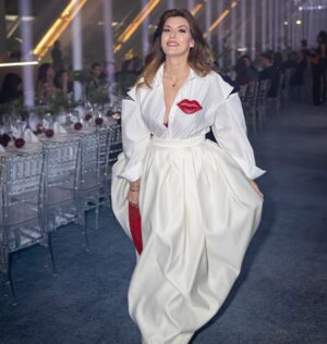 Tamara Dragičević Instagram - Uvek na visini zadatka.  @journalsrbija 
Nedelja 7/7 ✔️😅

Suknja @aminahasanbegovic 
Košulja @aminahasanbegovic 
Torba @aminahasanbegovic 
🥰🥰🥰