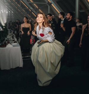 Tamara Dragičević Instagram - Uvek na visini zadatka.  @journalsrbija 
Nedelja 7/7 ✔️😅

Suknja @aminahasanbegovic 
Košulja @aminahasanbegovic 
Torba @aminahasanbegovic 
🥰🥰🥰
