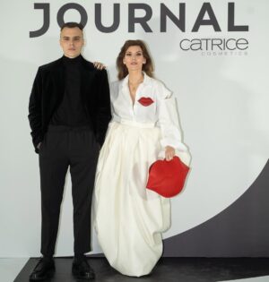 Tamara Dragičević Instagram - Uvek na visini zadatka.  @journalsrbija 
Nedelja 7/7 ✔️😅

Suknja @aminahasanbegovic 
Košulja @aminahasanbegovic 
Torba @aminahasanbegovic 
🥰🥰🥰
