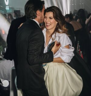 Tamara Dragičević Instagram - Uvek na visini zadatka.  @journalsrbija 
Nedelja 7/7 ✔️😅

Suknja @aminahasanbegovic 
Košulja @aminahasanbegovic 
Torba @aminahasanbegovic 
🥰🥰🥰