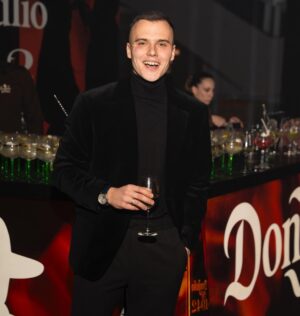 Tamara Dragičević Instagram - Uvek na visini zadatka.  @journalsrbija 
Nedelja 7/7 ✔️😅

Suknja @aminahasanbegovic 
Košulja @aminahasanbegovic 
Torba @aminahasanbegovic 
🥰🥰🥰