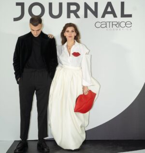 Tamara Dragičević Instagram - Uvek na visini zadatka.  @journalsrbija 
Nedelja 7/7 ✔️😅

Suknja @aminahasanbegovic 
Košulja @aminahasanbegovic 
Torba @aminahasanbegovic 
🥰🥰🥰