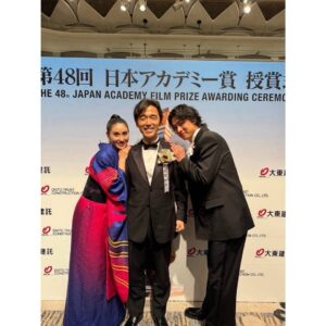 Tao Tsuchiya Instagram - .
#日本アカデミー賞 授賞式には
ひそかに今際チームのメンバーも…
どこかでひっそり
今際の国に繋がっていたらどうしよう😅
.
でも、あらためて考えると
#佐藤信介 監督は
「図書館戦争 図書館戦争 ブック・オブ・メモリーズ」で、
#山﨑賢人 くんは
「黒の女教師」で、
10代の頃から本当にお世話になった方々。
しかも「図書館戦争」は唯一、
「まれ」の撮影中に現場を縫って
同時進行で演じた役でもあるので、
この素晴らしいお二人と同時にご一緒する時間は
実はその頃から始まっていたんだなと思うと
なんだか胸がいっぱいになります😌✨
.
目を合わせてニヤリと出来る友達っていいな、
と思う時間を
ひさしぶりに過ごすことが出来ました😁
9月には今際の国のアリス シーズン３が
配信される予定ですが、
さすがにシーズン２の写真を
そろそろ載せてもいいんじゃないかと思うので、
シーズン3の配信までに
許可がいただけたら載せようと思います♥️♠️♦️♣️