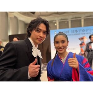 Tao Tsuchiya Instagram - .
#日本アカデミー賞 授賞式には
ひそかに今際チームのメンバーも…
どこかでひっそり
今際の国に繋がっていたらどうしよう😅
.
でも、あらためて考えると
#佐藤信介 監督は
「図書館戦争 図書館戦争 ブック・オブ・メモリーズ」で、
#山﨑賢人 くんは
「黒の女教師」で、
10代の頃から本当にお世話になった方々。
しかも「図書館戦争」は唯一、
「まれ」の撮影中に現場を縫って
同時進行で演じた役でもあるので、
この素晴らしいお二人と同時にご一緒する時間は
実はその頃から始まっていたんだなと思うと
なんだか胸がいっぱいになります😌✨
.
目を合わせてニヤリと出来る友達っていいな、
と思う時間を
ひさしぶりに過ごすことが出来ました😁
9月には今際の国のアリス シーズン３が
配信される予定ですが、
さすがにシーズン２の写真を
そろそろ載せてもいいんじゃないかと思うので、
シーズン3の配信までに
許可がいただけたら載せようと思います♥️♠️♦️♣️