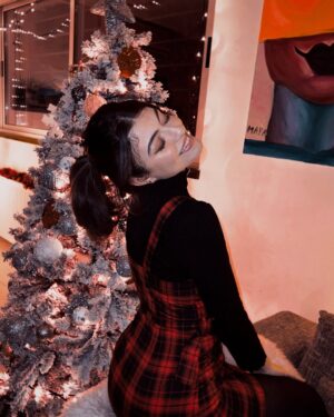 Tara Abboud Instagram - Insert nice nails ❤️🎄