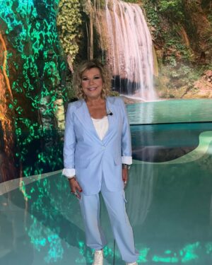Terelu Campos Instagram - A punto de empezar la gala de supervivientes !! Q noche nos espera!! Y con mi @samyasublime y con Look de @engogo_madrid