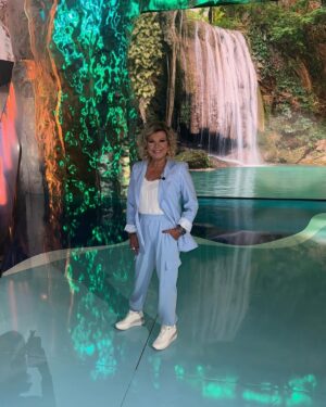 Terelu Campos Instagram - A punto de empezar la gala de supervivientes !! Q noche nos espera!! Y con mi @samyasublime y con Look de @engogo_madrid