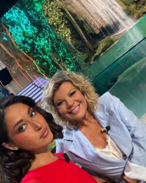 Terelu Campos Instagram - A punto de empezar la gala de supervivientes !! Q noche nos espera!! Y con mi @samyasublime y con Look de @engogo_madrid