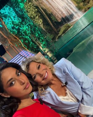 Terelu Campos Instagram - A punto de empezar la gala de supervivientes !! Q noche nos espera!! Y con mi @samyasublime y con Look de @engogo_madrid