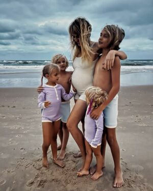 Teresa Palmer Instagram - Our family is expanding 🥹 overwhelmed with gratitude to be welcoming another little one into our lives. Feels like a dream ✨🌈

Listen to me blow Sarah’s mind with this epic surprise out today on @themotherdazepodcast ! 🐞🌼

#cantstopwontstop
#pregnancyannouncement 
#someofyoualreadyguessed
#rainbowbaby🌈
#teamgreenthistime