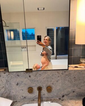 Teresa Palmer Instagram - Our family is expanding 🥹 overwhelmed with gratitude to be welcoming another little one into our lives. Feels like a dream ✨🌈

Listen to me blow Sarah’s mind with this epic surprise out today on @themotherdazepodcast ! 🐞🌼

#cantstopwontstop
#pregnancyannouncement 
#someofyoualreadyguessed
#rainbowbaby🌈
#teamgreenthistime