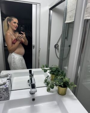 Teresa Palmer Instagram - Our family is expanding 🥹 overwhelmed with gratitude to be welcoming another little one into our lives. Feels like a dream ✨🌈

Listen to me blow Sarah’s mind with this epic surprise out today on @themotherdazepodcast ! 🐞🌼

#cantstopwontstop
#pregnancyannouncement 
#someofyoualreadyguessed
#rainbowbaby🌈
#teamgreenthistime