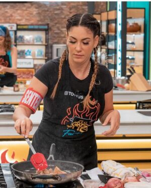 Tilsa Lozano Instagram - Yo claro que soy una ganadora 🥰👩‍🍳 no me lleve la olla pero me llevo a casa el  amor de ustedes los chefcitos 🤍 aprendí mucho en esa cocina @elgrancheffamosos.tv  gracias infinitas a @latina.pe y a @rayoenlabotella por regalarme esta oportunidad 🙏 gracias por la paciencia y consejos del hermoso jurado de lujo @giacomo_bocchio @nellyrossinelli @omnivorus y al gran @yosoypelaez  no solo un conductor maravilloso sino uno de los corazones más nobles que he conocido ! 
gracias a mis amigos, mi familia, mis padres, mi esposo @jacksonmorarodriguezz  y a mi mayor tesoro mis bebés 🩷🩵 ellos saben que di todo y más 💪🏻 la cocina es como la vida misma te puedes quemar, cortar pero siempre siempre se tiene que seguir adelante. ! Besos y bendiciones para todos los que me acompañaron en este viaje hermoso 🤩