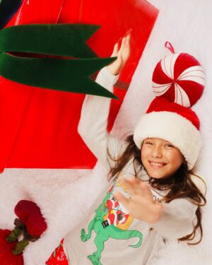 Tilsa Lozano Instagram - Mis regalos no están en el árbol están sentados junto a mi ❤️
Este 25 les deseo amor, salud, trabajo y mucha paz en sus vidas ! 
Feliz navidad a mi linda comunidad los adoro 🥂🥰🎄
Gracias @vicfer__ 📸