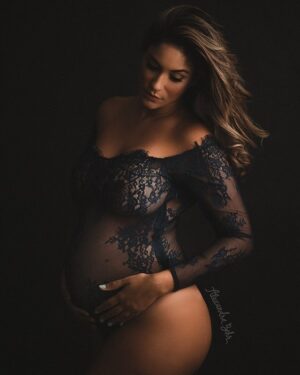 Tilsa Lozano Instagram - Te soñé durante muchos años, te cree en mi mente y gracias al amor de Dios te cree también en mi vientre 🩷🙏 eres una niña dulce, buena inteligente, amorosa, solidaria y podría seguir mencionando todas tus virtudes niña mía ⭐️ acá estoy para ti mi vida hasta mi último respiro siempre mamá estará orgullosa de ti muñeca mía 💖 nunca te olvides que mi amor es incondicional! Gracias por elegirme como tu mamá hace 9 años atrás 🎂 💋