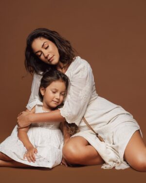 Tilsa Lozano Instagram - Te soñé durante muchos años, te cree en mi mente y gracias al amor de Dios te cree también en mi vientre 🩷🙏 eres una niña dulce, buena inteligente, amorosa, solidaria y podría seguir mencionando todas tus virtudes niña mía ⭐️ acá estoy para ti mi vida hasta mi último respiro siempre mamá estará orgullosa de ti muñeca mía 💖 nunca te olvides que mi amor es incondicional! Gracias por elegirme como tu mamá hace 9 años atrás 🎂 💋
