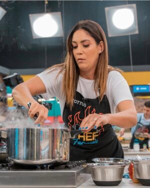 Tilsa Lozano Instagram - Yo claro que soy una ganadora 🥰👩‍🍳 no me lleve la olla pero me llevo a casa el  amor de ustedes los chefcitos 🤍 aprendí mucho en esa cocina @elgrancheffamosos.tv  gracias infinitas a @latina.pe y a @rayoenlabotella por regalarme esta oportunidad 🙏 gracias por la paciencia y consejos del hermoso jurado de lujo @giacomo_bocchio @nellyrossinelli @omnivorus y al gran @yosoypelaez  no solo un conductor maravilloso sino uno de los corazones más nobles que he conocido ! 
gracias a mis amigos, mi familia, mis padres, mi esposo @jacksonmorarodriguezz  y a mi mayor tesoro mis bebés 🩷🩵 ellos saben que di todo y más 💪🏻 la cocina es como la vida misma te puedes quemar, cortar pero siempre siempre se tiene que seguir adelante. ! Besos y bendiciones para todos los que me acompañaron en este viaje hermoso 🤩
