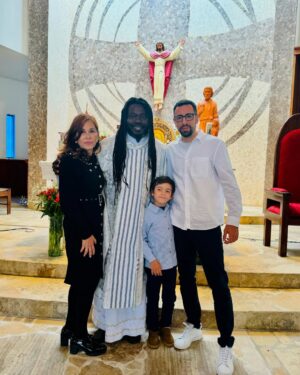 Tilsa Lozano Instagram - Mi angelito 🩵👼 y su bautizo 🙏
Muchos me preguntaron porque tan grande? Porque esperé tanto tiempo ? 
Les cuento que a Massimo le agarró la pandemia muy pequeño,  recién cuando tenia  3 añitos el mundo regresó a la normalidad. Luego teníamos el tema que los padrinos viven fuera del país … y cuando parecía imposible coordinar tiempos, lo logramos 🙌🏻✈️ vino su padrino de 🇦🇷 y su madrina de 🇺🇸 
Este domingo pudimos celebrar juntos, familia y amigos, con la bendición de Dios para nuestro ❣️ Massimo 🥰