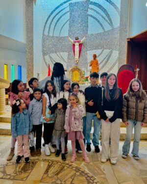 Tilsa Lozano Instagram - Mi angelito 🩵👼 y su bautizo 🙏
Muchos me preguntaron porque tan grande? Porque esperé tanto tiempo ? 
Les cuento que a Massimo le agarró la pandemia muy pequeño,  recién cuando tenia  3 añitos el mundo regresó a la normalidad. Luego teníamos el tema que los padrinos viven fuera del país … y cuando parecía imposible coordinar tiempos, lo logramos 🙌🏻✈️ vino su padrino de 🇦🇷 y su madrina de 🇺🇸 
Este domingo pudimos celebrar juntos, familia y amigos, con la bendición de Dios para nuestro ❣️ Massimo 🥰