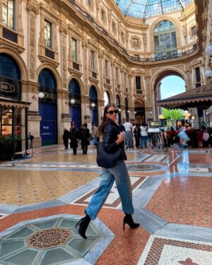 Tita Ureta Instagram - CIAO Milan 
mañana empieza la aventura a la que me invitaron, pista… estaré en una alfombra roja con una actriz que seguro conocen. por mientras, disfrutamos de la ciudad del diseño y la moda 🍕
