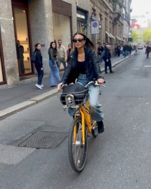 Tita Ureta Instagram - CIAO Milan 
mañana empieza la aventura a la que me invitaron, pista… estaré en una alfombra roja con una actriz que seguro conocen. por mientras, disfrutamos de la ciudad del diseño y la moda 🍕