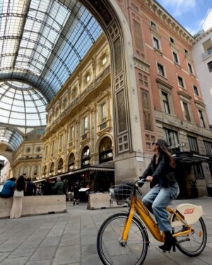 Tita Ureta Instagram - CIAO Milan 
mañana empieza la aventura a la que me invitaron, pista… estaré en una alfombra roja con una actriz que seguro conocen. por mientras, disfrutamos de la ciudad del diseño y la moda 🍕