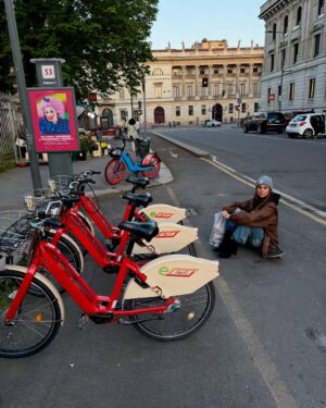 Tita Ureta Instagram - CIAO Milan 
mañana empieza la aventura a la que me invitaron, pista… estaré en una alfombra roja con una actriz que seguro conocen. por mientras, disfrutamos de la ciudad del diseño y la moda 🍕